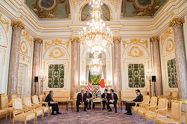 Wnętrze pałacu (rozmowy Abe-Trump)