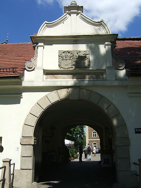 File:Pszczyna gate.jpg