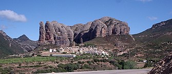 Pueblo de Agüero y sus Mallos.jpg