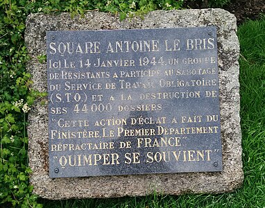 Stèle à la mémoire d'Antoine Le Bris et du sabotage du STO le 14 janvier 1944, square Antoine Le Bris à Quimper