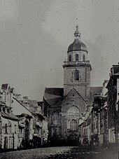 Photographie ancienne d'une église surmontée d'un gros clocher carré