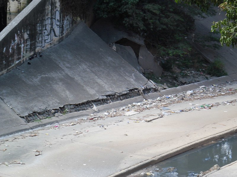 File:Río Guaire 2013 003.JPG