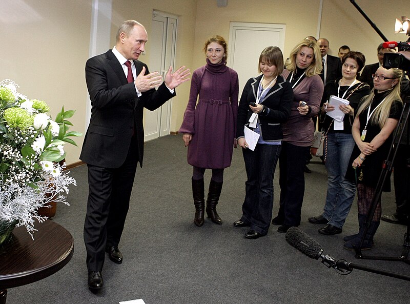 File:RIAN archive 876942 Vladimir Putin congratulates women on women's day.jpg