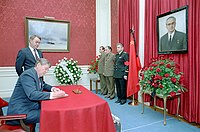 ワシントンの駐米ソ連大使館で記帳するアメリカのレーガン大統領（1984年2月13日）。