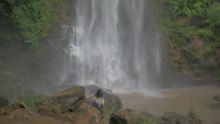 File:Menghilangkan Menenangkan Owu air Terjun.webm