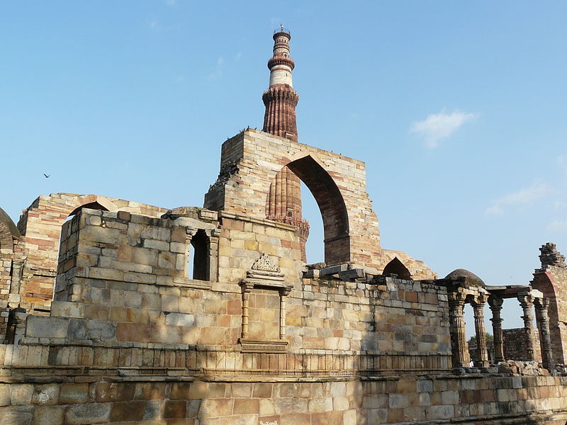 File:Remains of the qibla wall behind the Quwwat ul-Islam mosque (6196916565).jpg