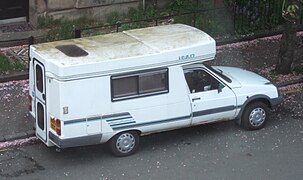 Une Citroën C15 camping-car rallongée sur base châssis-cabine.