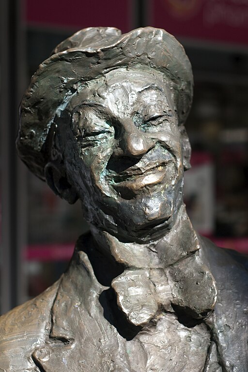 Roy Rene statue (detail)