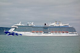 Royal Princess Cruise Ship passant Howth dans le port de Dublin (42046211742) .jpg