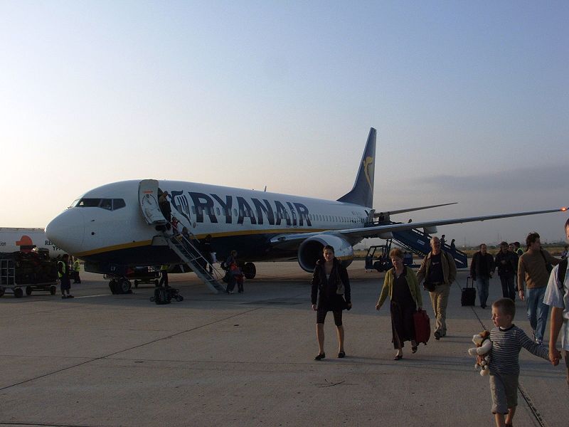 File:Ryanair lėktuvas Reuso oro uoste.JPG