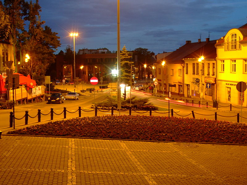 File:Rynek nocą Jaworzno.JPG