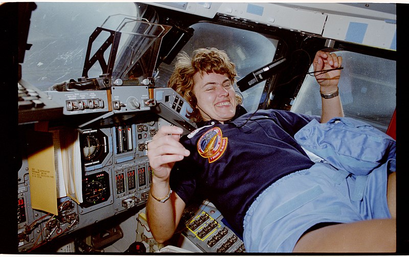 File:STS51G-21-005 - STS-51G - STS-51G crew activities - DPLA - adb9ddbc43bcc46aeaea54e33d29178d.jpg