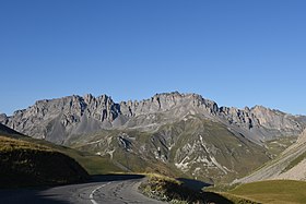 Vue de la face occidentale des rochers de la Grande Paré depuis le col du Galibier au sud-ouest.