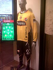 Archivo:SageoEG - BarcelonaSC Museo - uniforme 2013 internacional.jpg - Wikipedia, la enciclopedia libre