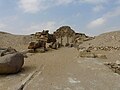 Chaussée de Sahourê, menant au temple et à la pyramide