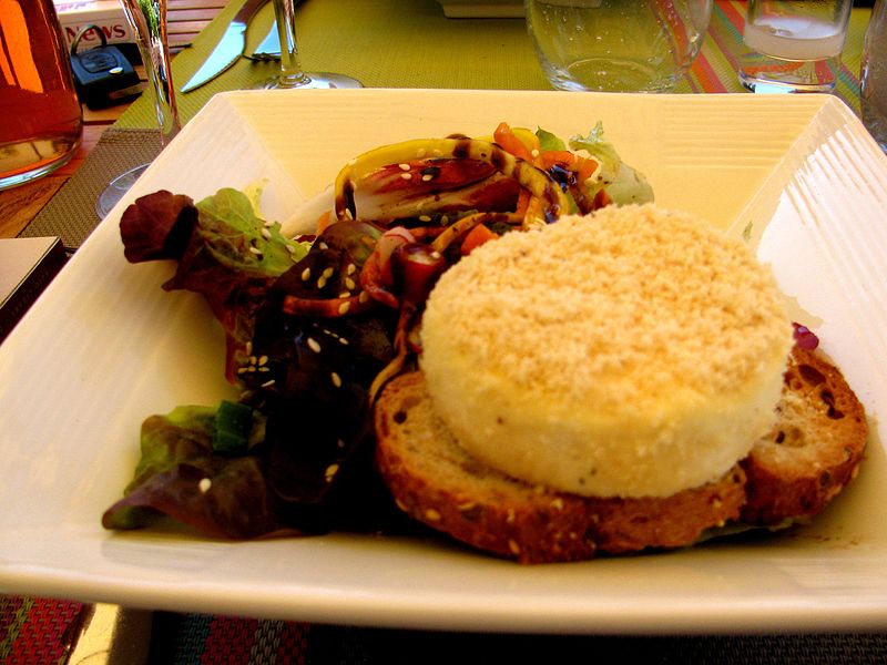 File:Salade de chèvre de Moydans en croûte d'amande.jpg