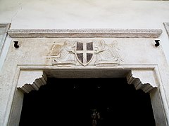 El escudo de armas del Municipio de Vicenza sobre el portal de entrada a la iglesia.