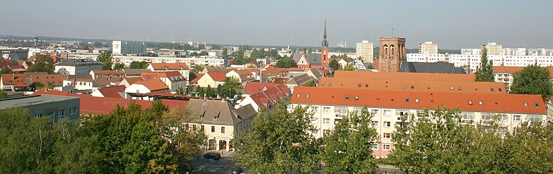 File:Schwedt, Blick vom Markt in Richtung Raffinerie.jpg