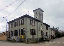 Ang Town Hall ug School sa Seranville