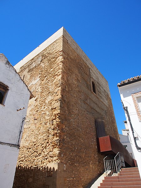 File:Setenil torreon. El torreón aloja un pequeño museo.jpg