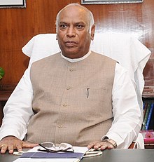 Shri Mallikarjun Kharge takes over the charge of Union Minister for Railways, in New Delhi on June 19, 2013 (cropped).jpg