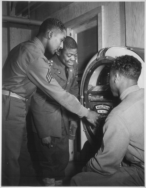 File:Soldiers listening to a jukebox, ca. 1941 - ca. 1945 - NARA - 535751.tif