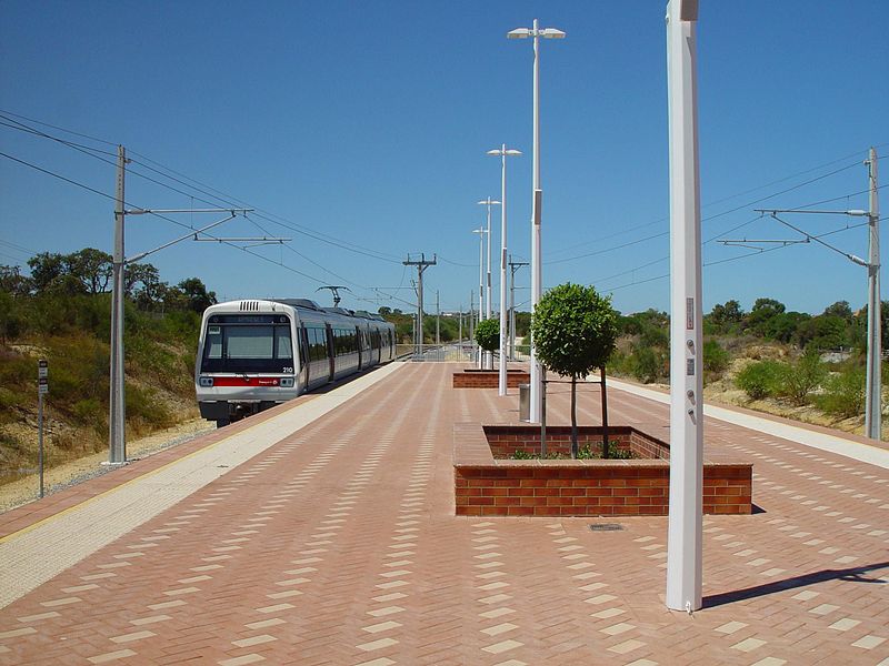 File:Station platform with older style westrail railcars.jpg