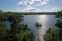 Vy til vest-sydvest fra bjergene øst for søen.