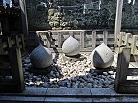 命婦社の石祠 三つの如意宝珠は竹駒神社の三柱の祭神を表わすという。