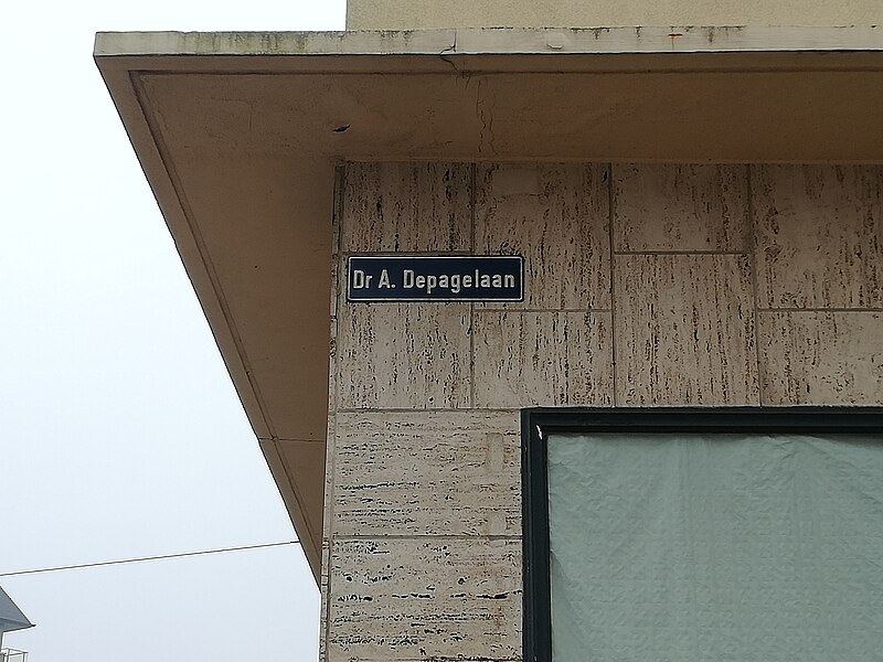 File:Straatnaam Dr. A. Depagelaan.jpg