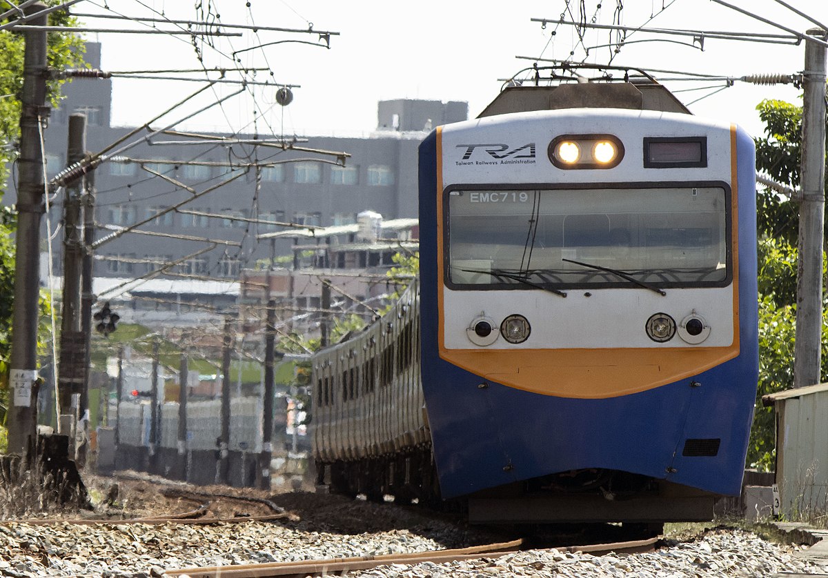 File:Taiwan Railways Administration EMU700 near Shanjia Tunnel 