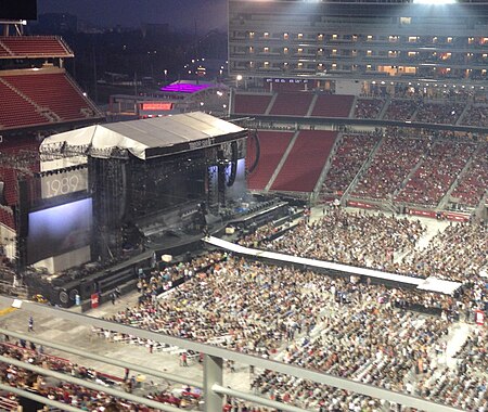 Tập_tin:Taylor_Swift_-_The_1989_World_Tour_-_Whole_view_of_the_stage_(crop).jpg