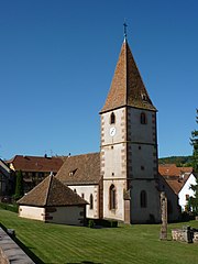 L'extérieur de l'église et son jardin