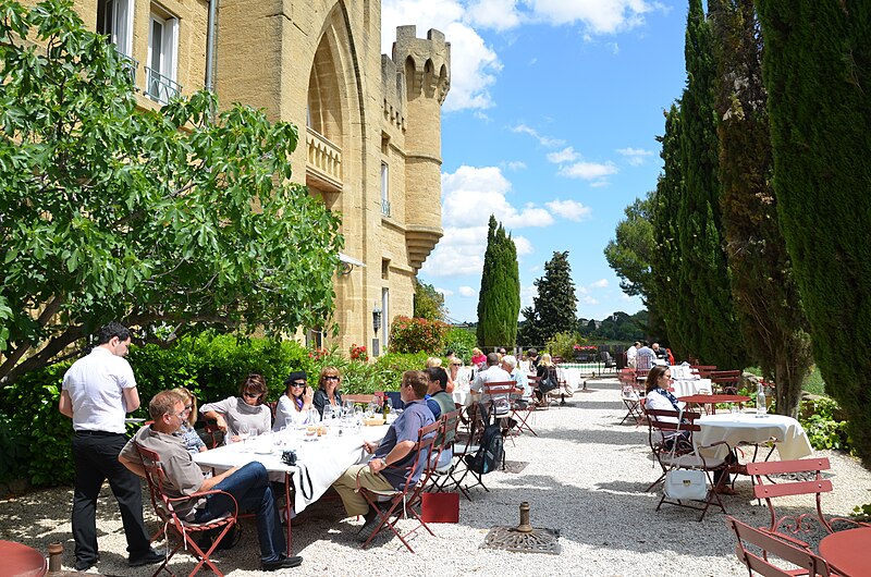 File:Terrasse de l'Hostellerie des Fines Roches à Châteauneuf-du-Pape.jpg