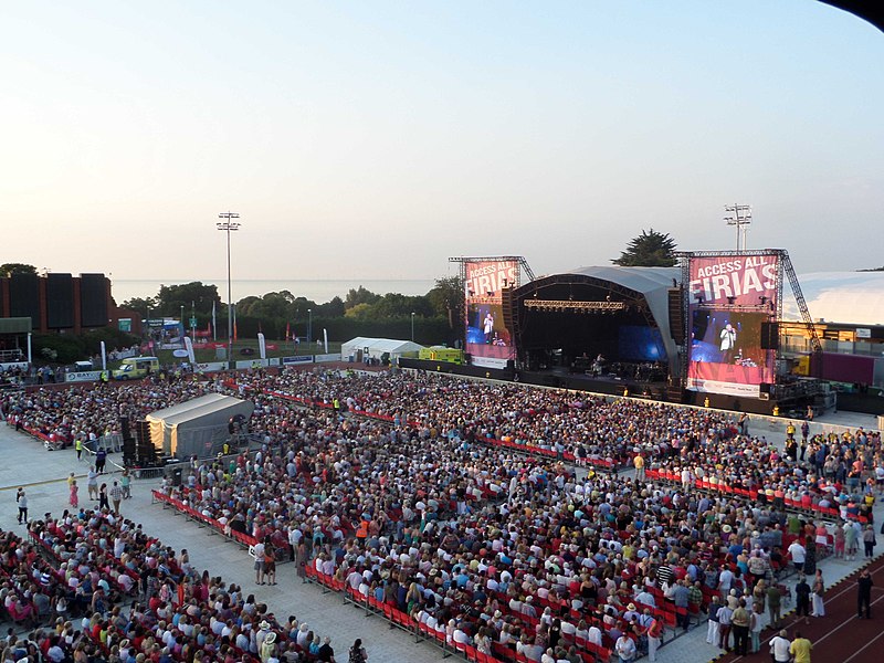 File:Tom Jones at Stadiwm CSM.jpg