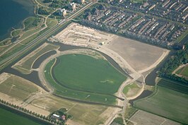 Toolenburg-Zuid in aanbouw (luchtfoto, 2014). Rechtsachter ligt Toolenburg-Oost. Linksachter loopt de westelijke tak van de Zuidtangent en daarachter ligt de Toolenburger plas.