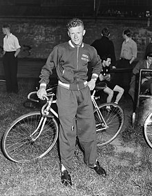 Tour de France. Ploeg in Olympisch Stadion. Nieuwe gezichten Henk Stevens en Ad, Bestanddeelnr 905-8085.jpg