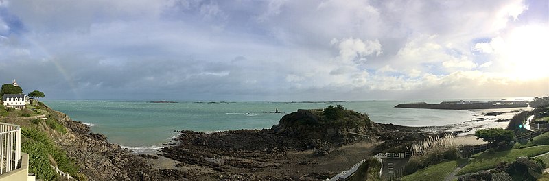 File:Tourelle devant l'île Harbour, panoramique.jpg