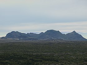 Pohled na Fíflavallafjall, Grænadyngja a Trölladyngja (zleva doprava) ze severovýchodu.