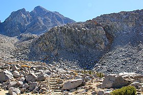 Jalur melalui rocky mountain - Flickr - daveynin.jpg