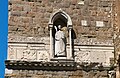 Antická socha na fasádě katedrály, přetesaná ve středověku na světce