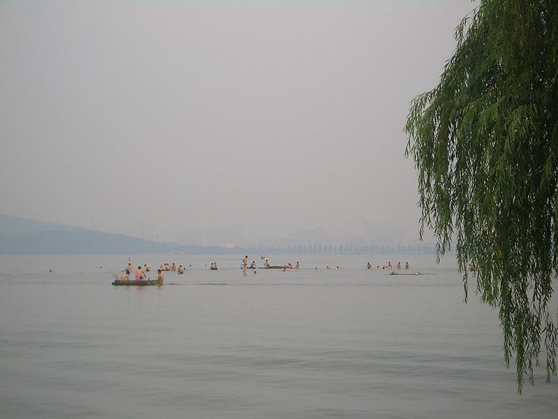 File:VM 4698 Wuhan Donghu Liyuan Park swimming area.jpg