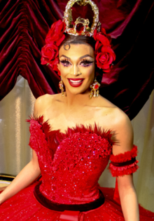 Description de l'image Valentina DragCon cropped.png.