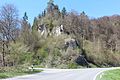 Die Bundesstraße 32 von Sigmaringen Richtung Reutlingen führt direkt auf die Felsgruppe zu. Blick von der B32 Richtung Norden.