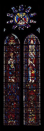Verrière en deux lancettes de 45 panneaux vitrés. Chaque lancette, en verres de couleur en partie noircies, représente deux saints.