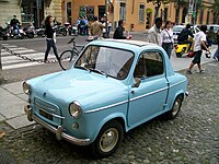 Photo d'une voiture de couleur bleu claire, prise de l'avant droit.