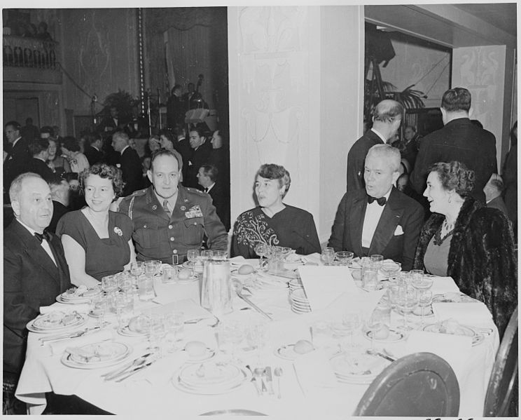 File:View of table at the dinner honoring President Truman and Vice President Alben Barkley at the Mayflower Hotel in... - NARA - 200009.jpg