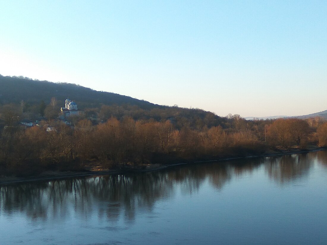 File:View to Unguri church from the bridge.jpg