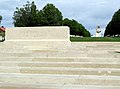 L'escalier est prolongé par une large allée bordée de part et d'autre par des alignements de stèles blanches.