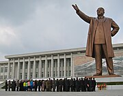 La statua originale di Kim Il-sung su Mansudae Hill (1972–2012).  Quello di Kim Jong-il è stato aggiunto molto più tardi.